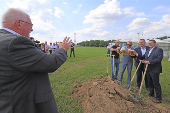 Erster Spatenstich am Brauhaus Freiberg: Leergutsortierhalle ist größte Investition seit 30 Jahren - Michael Eßlinger (l.), früherer Geschäftsführer des Freiberger Brauhauses, ließ es sich nicht nehmen, den Protagonisten des Neubaus, Holger Scheich, Sven Krüger, Arne Gorzolla und Jan Stirl (v.r.), zu gratulieren.