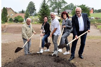 Erster Spatenstich für Dorfplatz in Pechtelsgrün - Den feierlichen Spatenstich für die Neugestaltung des Dorfplatzes in Pechtelsgrün vollzogen Erhard Gropp, Birgit Habermann, Stephan Hösl, Andrea Jedzig und Volker Bachmann (von links).