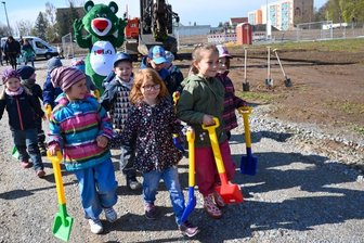 Erster Spatenstich für Kita-Neubau Am Wasserturm - Zum symbolisch ersten Spatenstich für den Kita-Neubau an der Professor-Willkomm-Straße in Limbach-Oberfrohna griffen auch die Kinder zusammen mit Oberbürgermeister Gerd Härtig und weiteren Projektbeteiligten zur Schaufel. 
