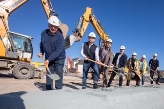 Erster Spatenstich für neuen Edeka-Großmarkt in Plauen: Womit der Neubau punkten soll - Verantwortliche der Edeka-Gruppe und der Stadt Plauen beim gemeinsamen Spatenstich.