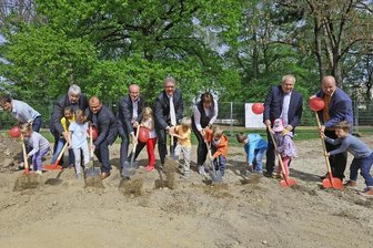 Erster Spatenstich für neuen Spielplatz am Schwanenteich - Die symbolischen ersten Spatenstiche für die neue "Schwanenstadt.