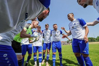 Erster Spieler wechselt vom VfB Empor Glauchau zum VFC Plauen - Tommy Barth (3. von rechts, Trikot komplett in die Hose gesteckt) wird künftig nicht mehr zum Team des VfB Empor Glauchau gehören.