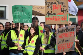 Erster Streiktag der HBK-Mitarbeiter in Zwickau: Wie Patienten reagieren - Mehr als 100 HBK-Beschäftigte beteiligten sich allein am Freitagvormittag am Ausstand.