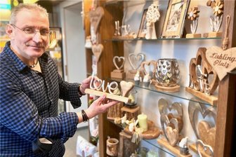 Erster Tag ohne Beschränkungen im Handel: Ladeninhaber im Westerzgebirge eher skeptisch - Gunnar Zeeh, Inhaber des Geschenke-Ecks in Aue, hofft, dass es wieder aufwärts geht. Doch mit sprunghaft mehr Kundschaft rechnet er trotz Wegfall der G-Regeln für den Einzelhandel vorerst nicht. 
