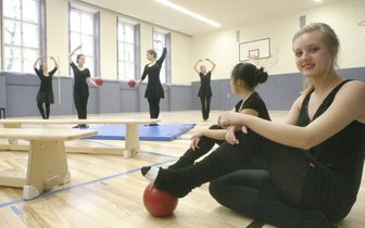 Neuntklässlerinnen übten gestern in der Turnhalle des Agricolagymnasiums