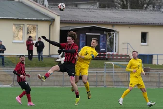 Erster Test gegen Sachsenligisten: Mittweidaer Fußballer werden ausgekontert - Die Mittweidaer um Hans Weinert (rotes Trikot) zeigten einen engagierten Auftritt gegen Fortuna Chemnitz. Am Dienstag folgt bereits der zweite Test gegen den Roßwein SV.