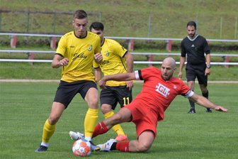 Erster Test nach der Sommerpause verlangt Kickern des FC Lößnitz viel ab - Der Lößnitzer Alexander Neubert (r.) und sein Team bereiten sich intensiv auf die neue Saison in der Fußball-Landesliga vor. Einen ersten Test gegen Greiz gewann der FCL am Sonnabend zuhause mit 1:0.