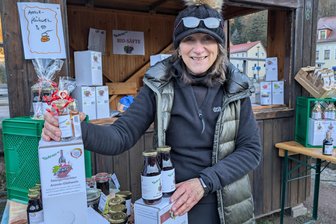 Erster Tharandter Naturmarkt lockt mit griechischer Spezialität aus Chemnitz - Heike Scharff hatte im Vorjahr Chilli-Likör, Saft und Punsch im Angebot.
