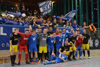 Erster Titel der Saison im Fußball-Erzgebirge: Wer krönt sich zum Hallenkönig? - Im vergangenen Jahr trafen die Spielvereinigung Olbernhau und der ESV Zschorlau aufeinander. Am Ende gewann Letzterer mit 3:1 und schnappte sich den ersten seiner drei Titel der Spielzeit 2023/24. Beide Teams verstanden sich gut, wie das abschließende Gruppenfoto beweist.
