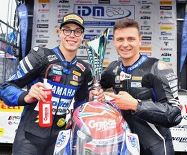 Erster Triumph als Teamchef: "Das macht mich sehr stolz" - So sehen Sieger aus: Teamchef Max Enderlein aus Hohenstein-Ernstthal freute sich mit Andreas Kofler (l.) über dessen ersten IDM-Triumph auf dem Red Bull Ring in Österreich. 