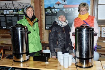 Erster Turmwintertag auf dem Kapellenberg trotzt Nebelwetter - Der erste Turmwintertag lockte am Sonntag von 11 bis 16 Uhr viele Wanderer und Besucher auf den in Nebel gehüllten Kapellenberg. Im Foto: Romy Schlicker, Silke Zeiner und Heike Sauer (von links) gehören zur Turmwächter-Mannschaft, das die Premiere auf die Beine gestellt hatte.