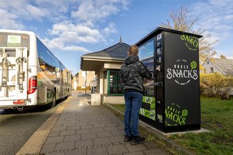 Erster Warenautomat in Ellefeld: Was gibt es dort zu kaufen? - Neu in Ellefeld: der Warenautomat von Uncle Snacks zwischen Rathaus und Buchhaltestelle.