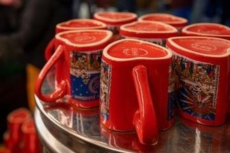 Erster Weihnachtsmarkt im Westerzgebirge abgesagt - Glühwein auf dem Weihnachtsmarkt trinken: Ob es das dieses Jahr wieder gibt, scheint im Moment unsicher.