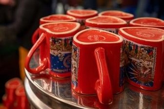 Erster Weihnachtsmarkt im Westerzgebirge abgesagt - Glühwein auf dem Weihnachtsmarkt trinken: Ob es das dieses Jahr wieder gibt, scheint im Moment unsicher.