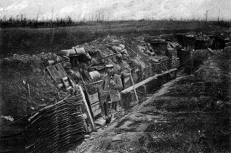 Ein deutscher Soldat spaziert am 24. April 1915 durch einen Schützengraben vor Ypern in Westflandern. Vor 100 Jahren, am 9. November 1918, ging der Erste Weltkrieg zu Ende.