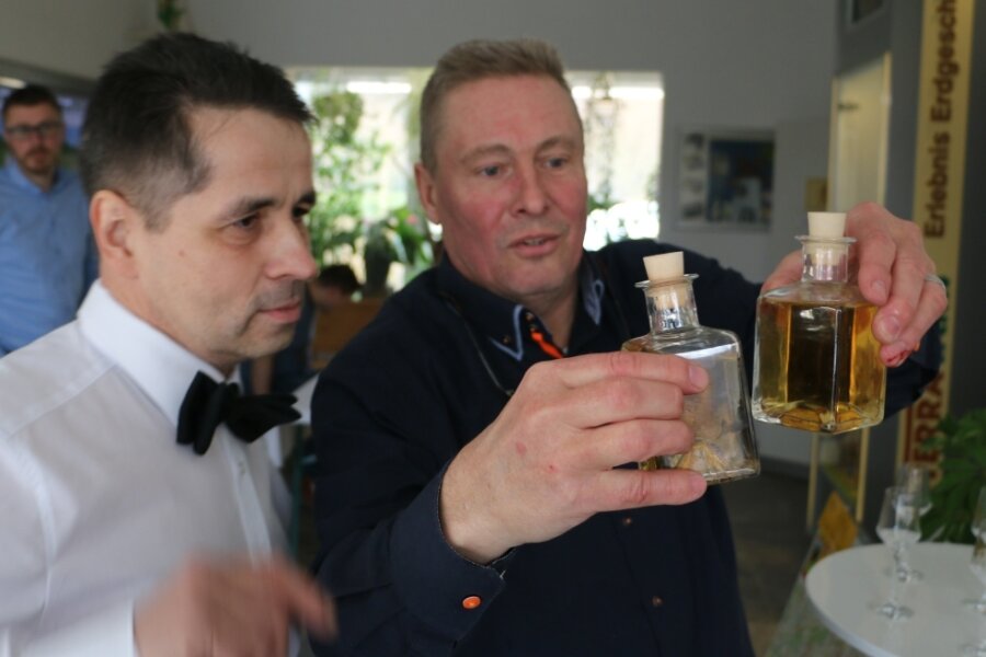 Erster Whisky aus Drachenhöhle verkostet - Robby Klopfer aus Netzschkau (links) und Wolfgang Lückert begutachten den edlen Tropfen. Danach wurde derWhisky in Gläser gegossen und verkostet. 
