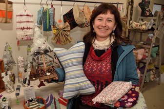 Erster Wichtelmarkt im Vogtland: Viele Besucher gehen in Planschwitz auf die Jagd nach Weihnachtsgeschenken - Jacqueline Hofmann aus Plauen präsentierte auf dem Wichtelmarkt in Planschwitz ihre kreativen Näharbeiten.