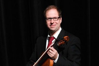 Stefan Büchner führt seit 17 Jahren die Stimmgruppe der Zweiten Geigen in der Chursächsischen Philharmonie Bad Elster.