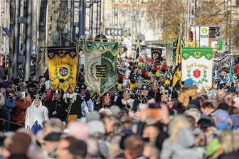 Erstes Adventswochenende in Chemnitz: Besucher haben offenbar Hunger nach Weihnachten - Zur Bergparade zogen rund 600 Habit-Träger, 360 Bergmusiker und 20 Sänger durch die Innenstadt. Am Rande der Strecke hatten sich tausende Besucher eingefunden, um dem Spektakel beizuwohnen.