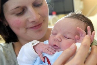 Erstes Baby 2016 kam eine Minute nach Mitternacht -