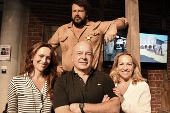 Erstes Bud-Spencer-Museum Deutschlands öffnet in Berlin - Bud Spencers Kinder Diamante Spencer, Giuseppe Pedersoli und Christine Spencer (von links) vor der Wachsfigur ihres Vaters Bud Spencer vor dessen Museum in Berlin.