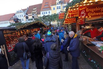 Erstes Christmarkt-Wochenende in Freiberg: Stände und Programm locken Menschen an - Dicht umlagert sind die Stände auf dem 33. Freiberger Christmarkt.