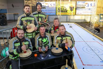 Erstes Eisstock-Schießen: Gastgeber holen Pokal - 