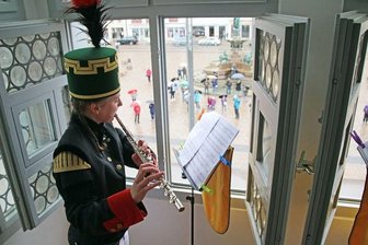 Erstes Erkerkonzert: Musikerinnen lassen "Harry Potter"-Melodie und Steigerlied erklingen - Melanie Höser (Foto) gab gemeinsam mit ihrer Mitmusikerin Larissa Jüttner vom Erkerfenster des Freiberger Rathauses ein Konzert.