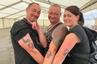 Erstes „Falken Rock“-Festival in Falkenstein ging unter die Haut: Wird es eine Fortsetzung geben? - Für Michael Meyer, Rene Mucke und Nancy Rauh (v. l.) war es ein Festwochenende, das unter die Haut ging. Sie und viele andere haben sich das Logo von „Falken Rock“ tätowieren lassen.