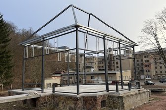 Erstes Foto aus der KZ-Gedenkstätte Sachsenburg: Stahlkonstruktion erinnert an Kommandantenvilla - Das erste Foto: Die Stahlkonstruktion ist montiert und erinnert an die Kommandantenvilla.