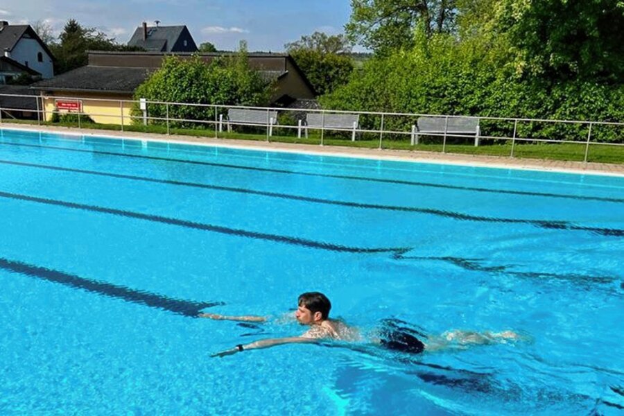 Erstes Freibad in der Region Zwickau hat bereits geöffnet - Hartmannsdorfs Bürgermeister  Christfried Nicolaus beim Anbaden. 