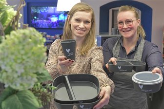 Erstes Freiberger Mehrweggeschirr: 4000 Schüsseln, Becher und Schalen gehen über die Theken - Citymanagerin Nicole Schimpke (l.) und Corinna Deißenbeck von der Bäckerei Schmieder mit dem ersten Freiberger Mehrweggeschirr.