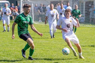 Erstes Fußball-Pflichtspiel nach 33 Jahren: Historisches Tor für Verein aus dem Erzgebirge - Vor 136 Zuschauern auf dem Fußballplatz am Haus der Begegnung in Hohndorf kämpften in dieser Szene Tim Ziegloser (links) vom FV Amtsberg und Luis Schuster von der SG Hohndorf um den Ball.