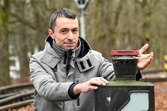 Erstes Gehalt ging für Schrott-Lok drauf: Dieser Chemnitzer vermietet Lokomotiven - Maik Ampft begann seine Eisenbahner-Laufbahn bei der Chemnitzer Parkeisenbahn, wo das Foto entstand. Heute besitzt er eigene Loks. Im Bild ist eine seiner Loks, die als Modelleisenbahn zu haben ist. Aktuell unterstützt er die Parkeisenbahn mit einer Spendensammlung.