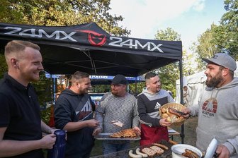Erstes Generationenfest in Wolkenburg macht Lust auf mehr - Hauptorganisator Maurice Hausmann (links) und seine Kollegen vom Jugendclub "Laberschuppen" kümmerten sich auch um das Wohl der Gäste.