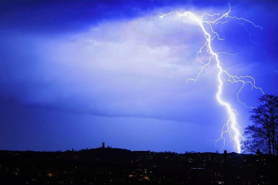 Erstes Gewitter des Jahres zieht über Plauen - Auch rechts vom Bärensteinturm ging ein starker Blitz nieder. 