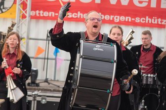 Erstes großes Fest seit 25 Jahren: Jubiläumswochenende bringt Arnoldsgrün zusammen - Der 1. Vogtländische Schalmeienzug Auerbach mit seinem musikalischen Leiter Ronny Knoth (Mitte) sorgte am Samstag im Festzelt beim Dorffest in Arnoldsgrün für große Stimmung.