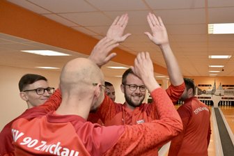 Erstes Heimspiel, erster Saisonsieg: Kegler des TSV 90 Zwickau jubeln nach Achterbahnfahrt der Gefühle - Zufriedene Gesichter gab es am Samstag bei den Keglern des Bundesliga-Aufsteigers TSV 90 Zwickau.