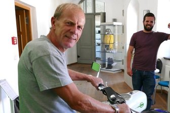 Erstes Hindernis auf Weg zu neuem Enduromuseum in Zschopau genommen - Uwe Weber, hier auf einer der neuesten Attraktion im Motorradmuseum von Schloss Wildeck, einer moderne Fotobox.