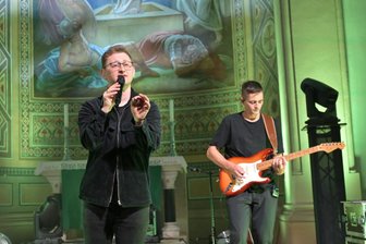 Erstes Konzert von Samuel Rösch in Eibenstock begeistert Besucher - Samuel Rösch ist bei der Nacht der erleuchteten Kirche in Eibenstock aufgetreten.