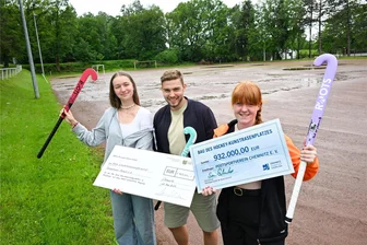Erstes Kunstrasen-Hockeyfeld für Chemnitz: Die Millionen sind da – aber gebaut werden kann trotzdem noch nicht - Charlotte Matusek, Julius Beyer und Jette Dickfeld (von links) spielen beim Postsportverein Hockey. Ab voraussichtlich 2025 steht ihnen dort, wo jetzt noch ein Hartplatz ist, ein Kunstrasenfeld zur Verfügung.