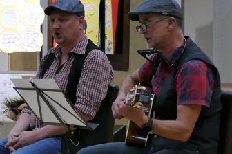 Erstes musikalisches Neinerlaa auf neun Bühnen geplant - Martin Gronau (links) und Peter Messig lieferten im Gelenauer Volkshaus schon mal einen kleinen Vorgeschmack auf das, was das Publikum beim Bergstadt-Neinerlaa erwartet.