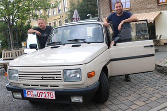 Erstes Oldtimertreffen an der „Backstube Karli 2“ in Eppendorf: Zum Zelten geht’s zum VEB Planet - Uwe Mehner (r.) und Marco Meusel haben das 1. Eppendorfer Oldtimer-Treffen organisiert.