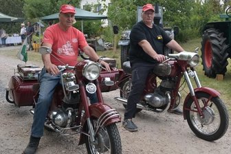 Erstes Oldtimertreffen in Schönheide: "Wir wurden förmlich überrannt" - Wolfgang Schreiter aus Stützengrün (l.) und Hans-Dieter Häret aus Schönheide, die beide mit einer Jawa 350 mit PAV-Anhänger unterwegs gewesen sind, waren beim 1. Oldtimertreffen in Schönheide dabei. 