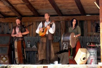 Erstes „Open Air Donner & Doria Mittelalterspektakel“ im Erzgebirge - Beim Mittelalter-Spektakel auf dem Bärenstein kann bei Dudelsack-Klängen getanzt werden.