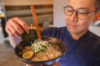 Erstes Ramen-Restaurant in Chemnitz eröffnet: „Ramen gut, alles gut“ - Nam Dang hat am Schloßberg sein Restaurant „Nam Ramen“ eröffnet. Die Shoyu Ramen im Bild gibt es mit einer sojasaucenbasierten Brühe und zart geschmortem Schweinebrate.