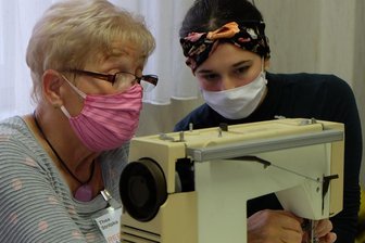 Erstes Repair-Café in Ursprung war voller Erfolg - Fast zwei Stunden hat Thea Stritzke (links)investiert, um Annekatrin Schneider Omas Nähmaschine zu erklären und das gute alte Stück wieder zum Laufen zu bringen.