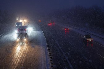 Erstes Schneetreiben auf der A 4 bei Hohenstein-Ernstthal - Gegen 16.30 Uhr hat das Schneetreiben auf der Autobahn begonnen.