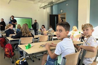 Erstes Schuljahr für neues Stefan-Heym-Gymnasium in Chemnitz: 16 Schüler machen den Anfang - Georg (l.) und Kurt sind zwei der 16 ersten Schüler. In der ersten Woche lernt sich die Klasse zunächst kennen. Geplant ist unter anderem eine Exkursion in den Botanischen Garten. Am ersten Schultag gab es für die Kinder eine kleine Zuckertüte. Schulleiter ist Ingo Gebhardt.