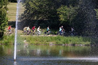 Erstes Stadtradeln durch Plauen: Teilnehmer erkunden die City - Beim Stadtradeln ging es am Dienstag auch durch den Plauener Stadtpark.
